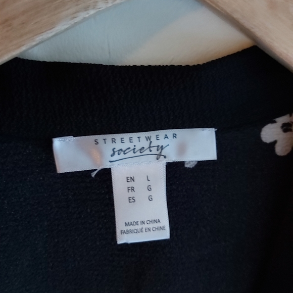 4/$25 Floral print kimono with wide sleeves - Picture 4 of 10